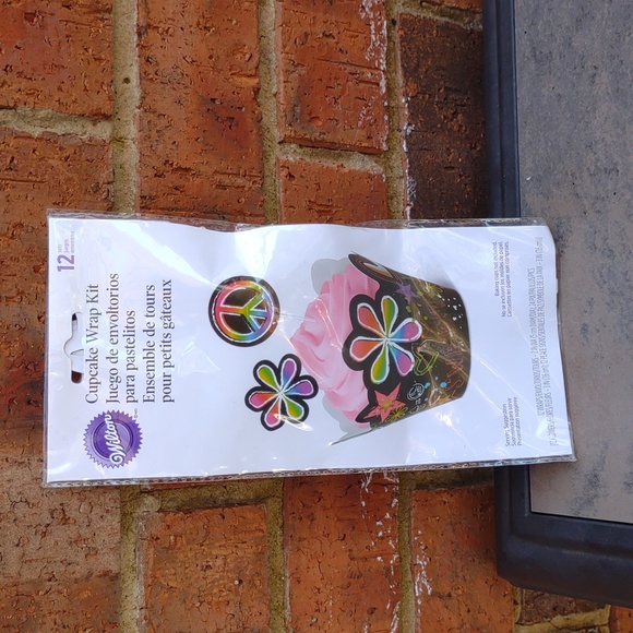 🆕 Wilton 12 Cup Cake Wraps Rainbow Peace - Picture 8 of 8